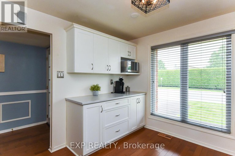 28588528/1576-st-georges-street/bilberry-creekqueenswood-heights/ottawa/ontario/K1E2M9_4