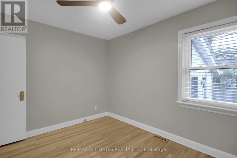 28329411/312-mountbatten-avenue/alta-vistafaircrest-heights/ottawa/ontario/K1H5W3_18