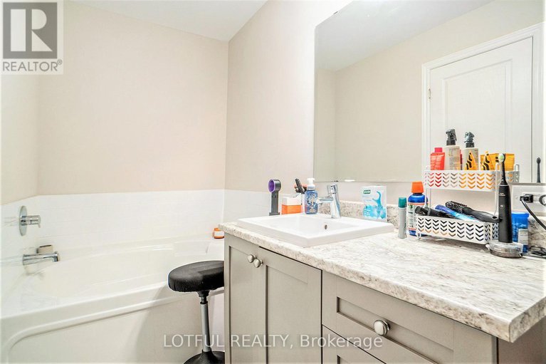 28614851/336-rainrock-crescent/mer-bleuebradley-estatesanderson-park/ottawa/ontario/K1W0J6_17