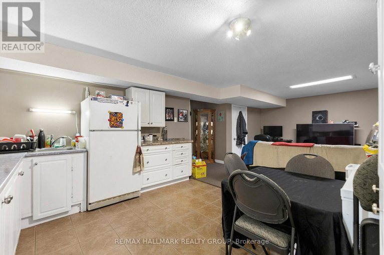 29229707/816-willow-avenue/chatelaine-village/ottawa/ontario/K1E1C7_18
