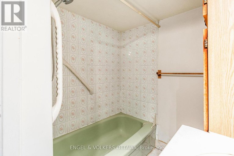 28243621/467-edgeworth-avenue/woodroffe/ottawa/ontario/K2B5L2_13