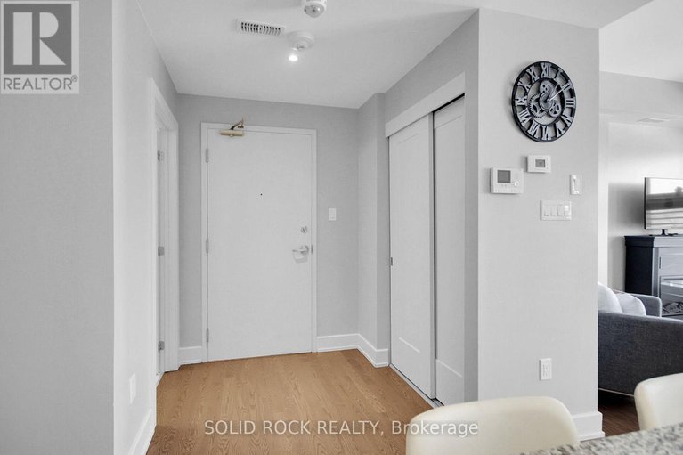 28510618/301-345-elizabeth-cosgrove-private/mer-bleuebradley-estatesanderson-park/ottawa/ontario/K1W0K6_5