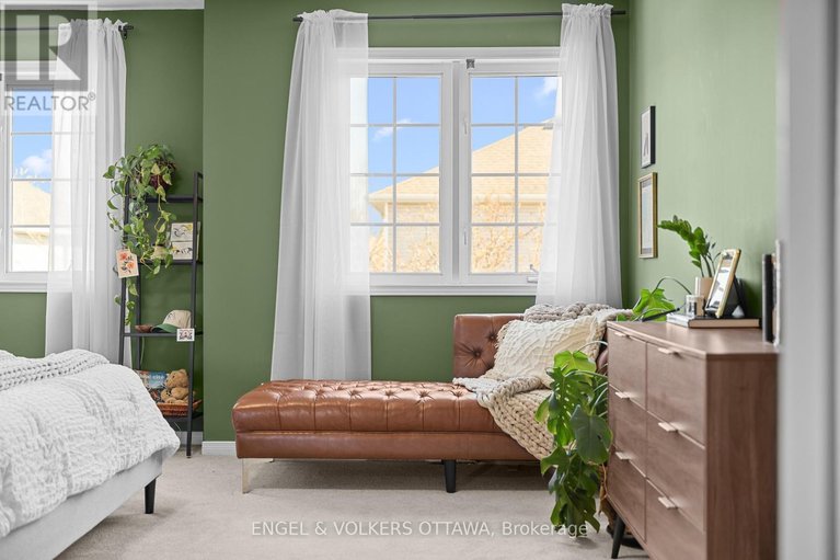 29670402/9-festive-private/central-park/ottawa/ontario/K2C4A1_22