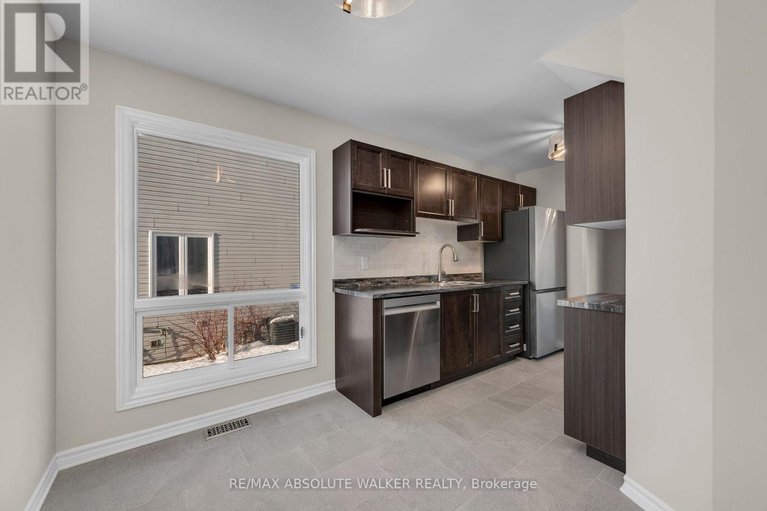 29427977/1538-briarfield-crescent/fallingbrookridgemount/ottawa/ontario/K4A1Z9_11