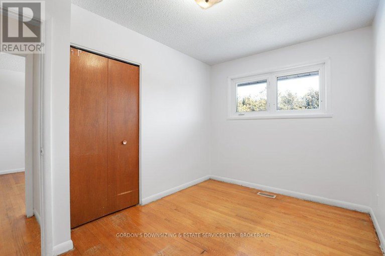 29327348/7-attwood-crescent/city-viewskylinefisher-heightsparkwood-hills/ottawa/ontario/K2E5B1_23