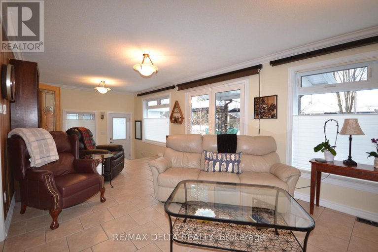 29240139/909-chapman-street/town-of-rockland/clarence-rockland/ontario/K4K1E5_9