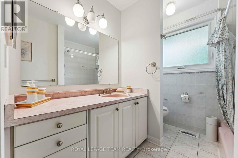 28701491/8-oakwood-avenue/city-viewskylinefisher-heightsparkwood-hills/ottawa/ontario/K2E6A5_21
