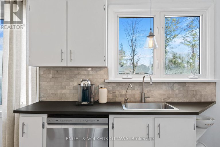 28232001/8-pineglen-crescent/pineglencountry-place/ottawa/ontario/K2E6X7_19