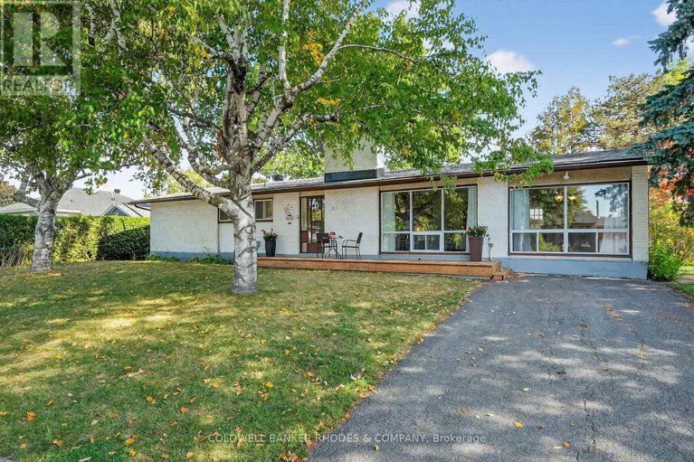 28912444/11-willeth-avenue/city-viewskylinefisher-heightsparkwood-hills/ottawa/ontario/K2E5C2_1