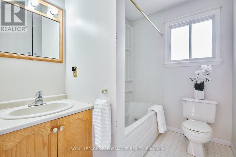 29636837/1582-digby-street/riverview-park/ottawa/ontario/K1G0P6_27