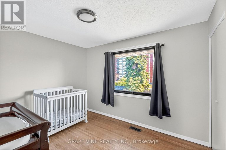 28771290/2405-dwight-crescent/hawthorne-meadows/ottawa/ontario/K1G1C7_24