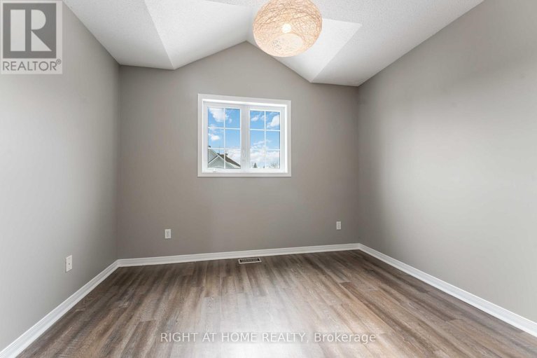 29443377/123-kinross-private/morgans-grantsouth-march/ottawa/ontario/K2K3P9_56