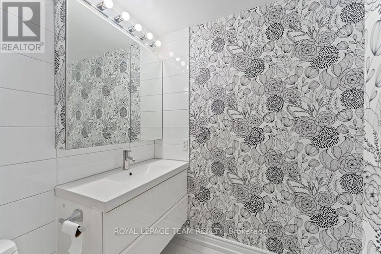 29006279/417-214-viewmount-drive/borden-farmstewart-farmcarleton-heightsparkwood-hills/ottawa/ontario/K2E7X3_26