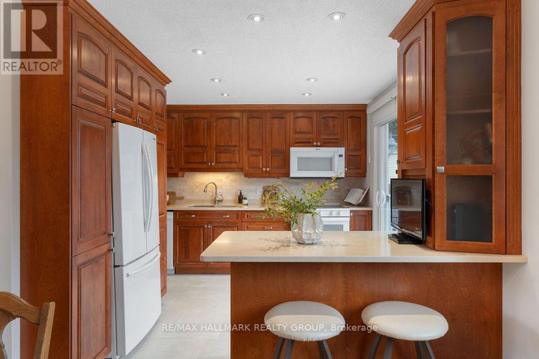 28907576/1570-marcoux-drive/bilberry-creekqueenswood-heights/ottawa/ontario/K1E2J9_15