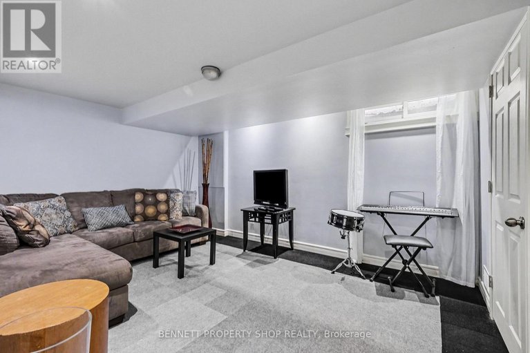 29640988/156-rutherford-court/beaverbrook/ottawa/ontario/K2K1N6_16