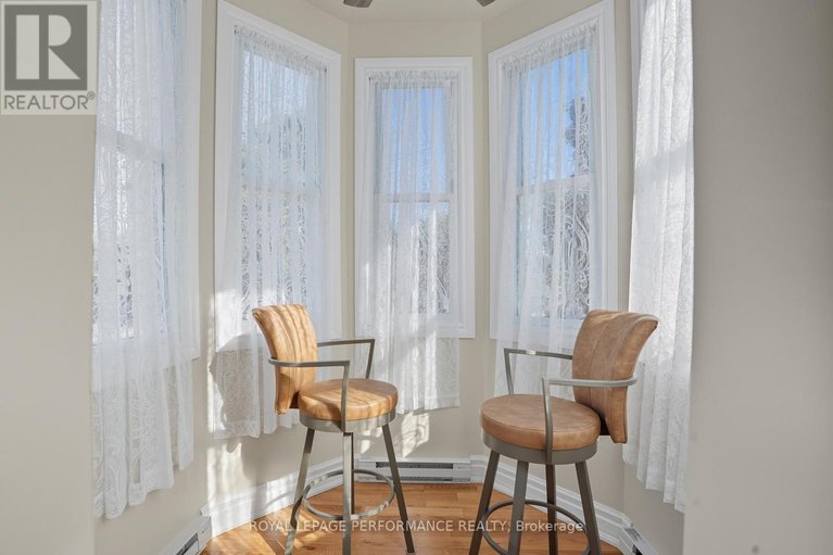 29482695/8-john-street/lorignal/champlain/ontario/K0B1K0_30