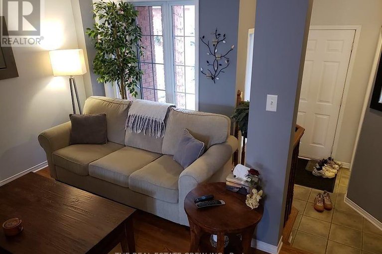 28416442/2056-scully-way-s/fallingbrookgardenway-south/ottawa/ontario/K4A4L9_3