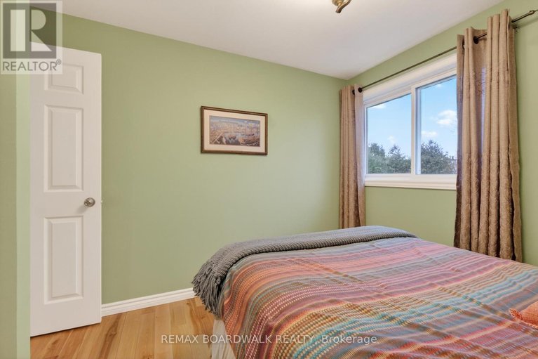 29607397/7925-jeanne-darc-boulevard-n/orleans-wood/ottawa/ontario/K1C2C7_23