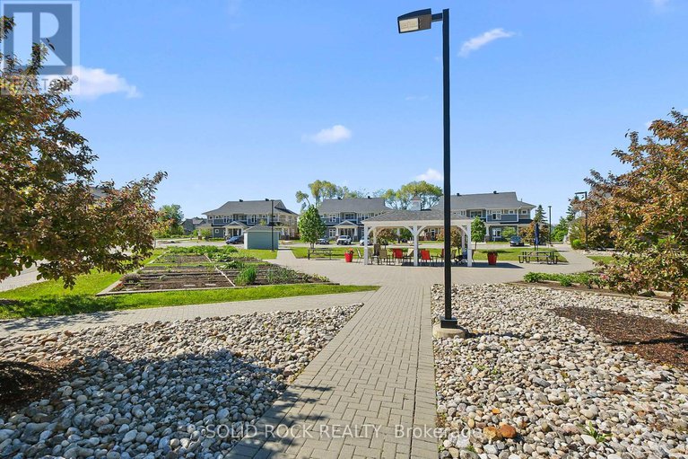 28510618/301-345-elizabeth-cosgrove-private/mer-bleuebradley-estatesanderson-park/ottawa/ontario/K1W0K6_27