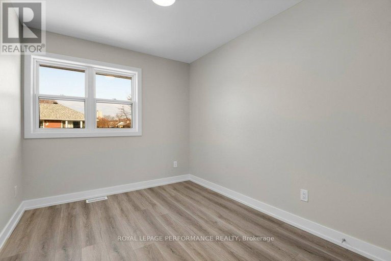 29470897/624-clarke-avenue/castle-heightsrideau-high/ottawa/ontario/K1K0Y7_20