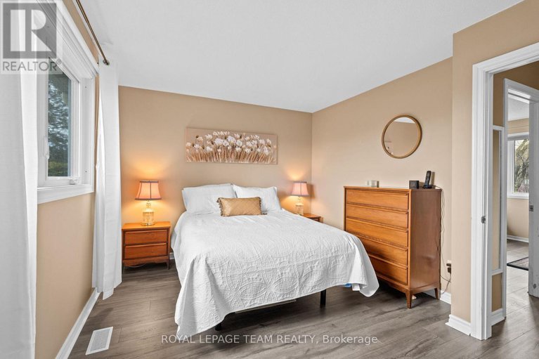 28656808/6481-rideau-valley-drive-n/manotick-south-to-roger-stevens/ottawa/ontario/K4M1B3_17