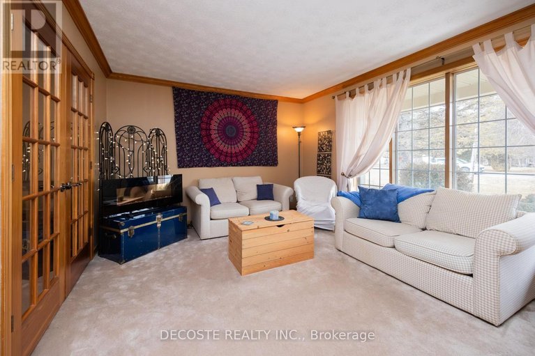 29630815/100-macleod-crescent/alexandria/north-glengarry/ontario/K0C1A0_3