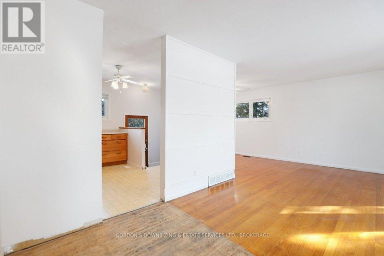 29327348/7-attwood-crescent/city-viewskylinefisher-heightsparkwood-hills/ottawa/ontario/K2E5B1_5