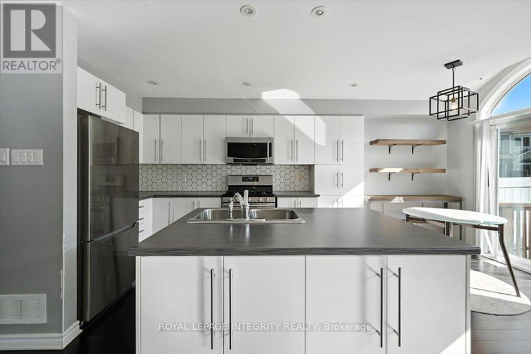 28587957/748-morningstar-way/mer-bleuebradley-estatesanderson-park/ottawa/ontario/K1W0G6_13