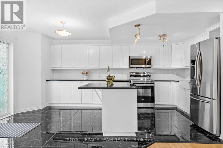 28771341/18-oakham-ridge/morgans-grantsouth-march/ottawa/ontario/K2K3B3_10