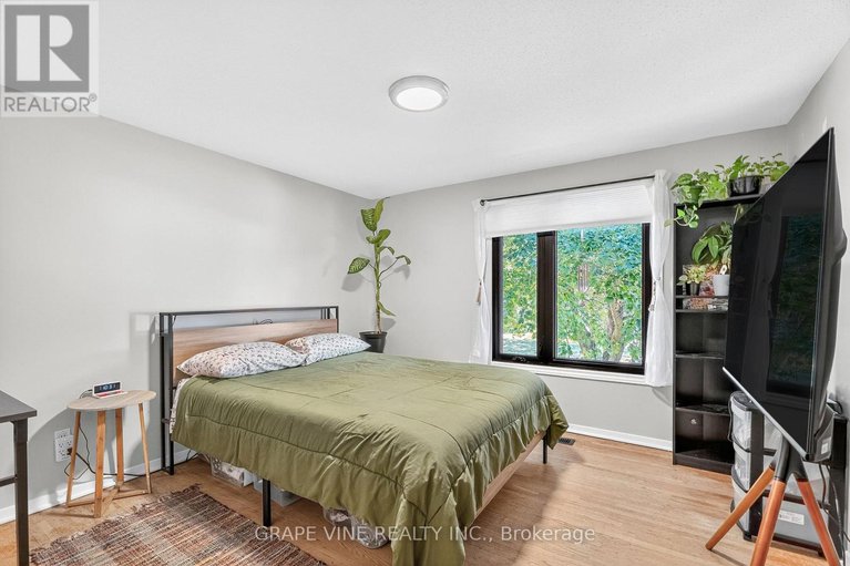 28771290/2405-dwight-crescent/hawthorne-meadows/ottawa/ontario/K1G1C7_28