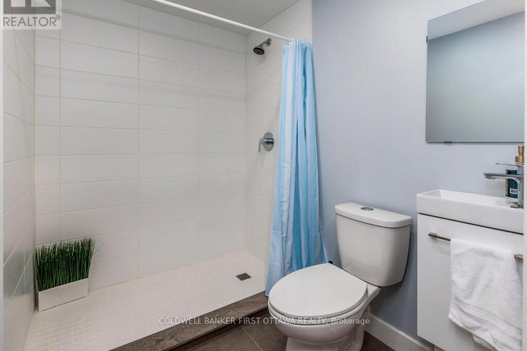 28873248/5c-woodvale-green/craig-henrywoodvale/ottawa/ontario/K2G4G9_32