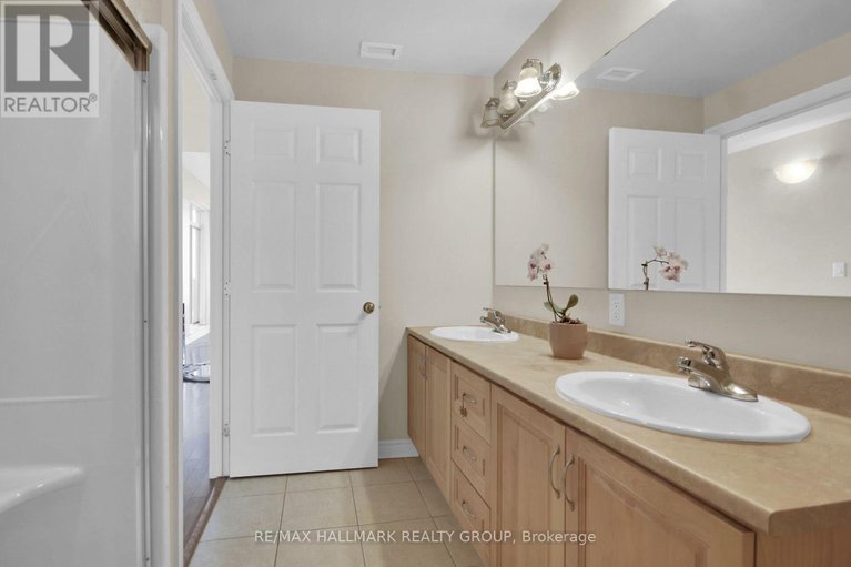 28856481/608-136-darlington-private/hunt-clubwestern-community/ottawa/ontario/K1V0X6_34