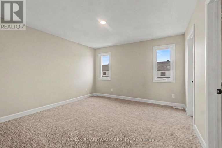 29490953/404-falcon-lane/village-of-russell/russell/ontario/K4R1E5_14