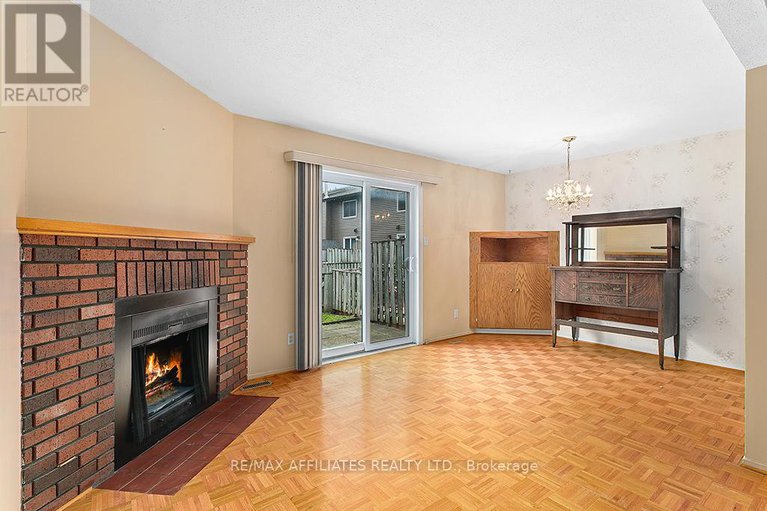 28493439/1911-simard-drive/chateauneuf/ottawa/ontario/K1C3B9_6