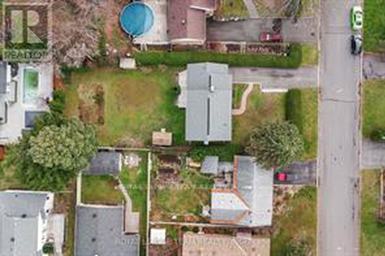 28367532/2099-balharrie-avenue-s/hawthorne-meadows/ottawa/ontario/K1G1G4_26