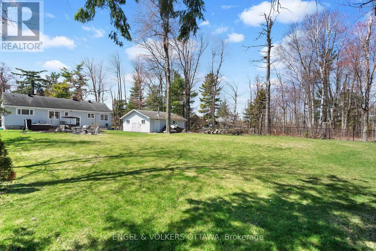 28232001/8-pineglen-crescent/pineglencountry-place/ottawa/ontario/K2E6X7_38