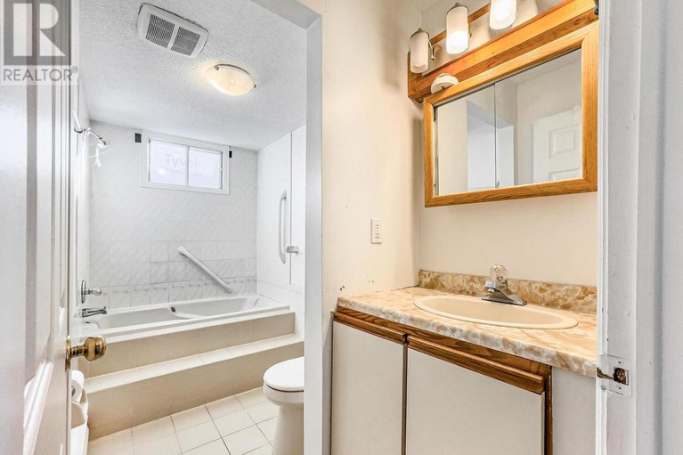 28243621/467-edgeworth-avenue/woodroffe/ottawa/ontario/K2B5L2_20