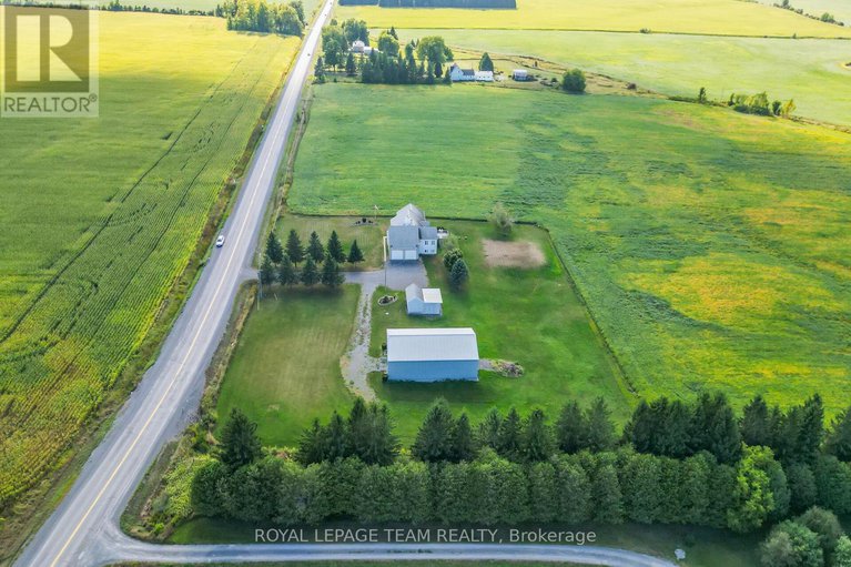 28816366/8665-russell-road/sarsfieldbearbrook/ottawa/ontario/K4B0J7_32