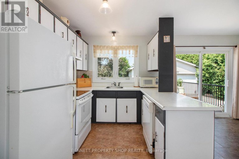 28781613/303-gleneagles-avenue/bilberry-creekqueenswood-heights/ottawa/ontario/K1E1L7_5