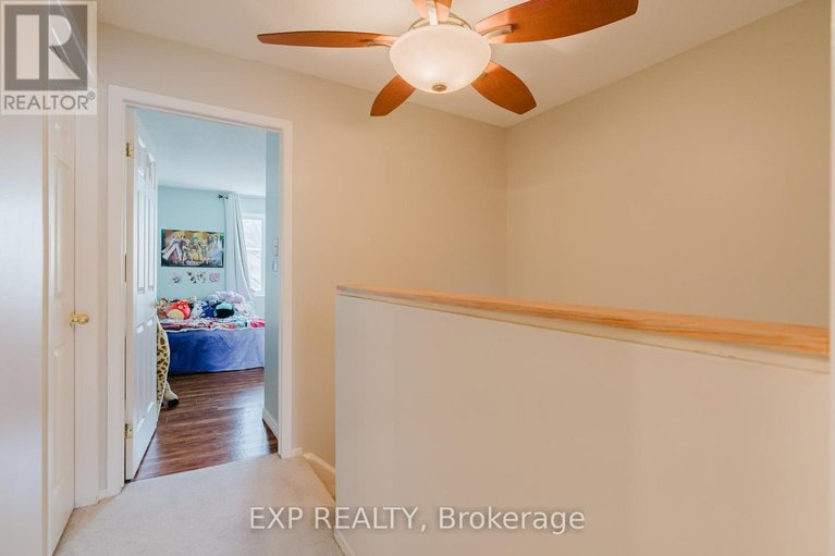 29647556/378-valade-crescent/fallingbrookpineridge/ottawa/ontario/K4A2V8_29