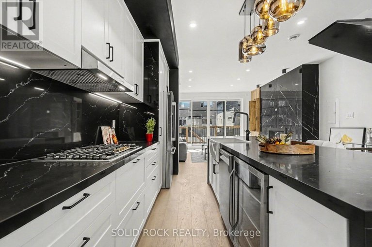 29669926/826-alpine-avenue/queensway-terrace-north/ottawa/ontario/K2B5R6_11