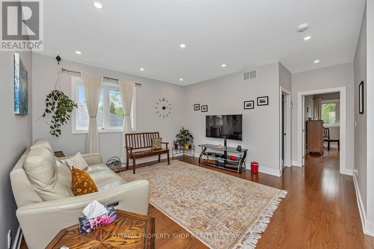 28399504/1355-mory-street/emerald-woodssawmill-creek/ottawa/ontario/K1T1C8_19