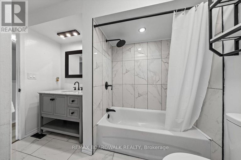 29318250/294-valade-crescent/fallingbrookpineridge/ottawa/ontario/K4A2X3_27