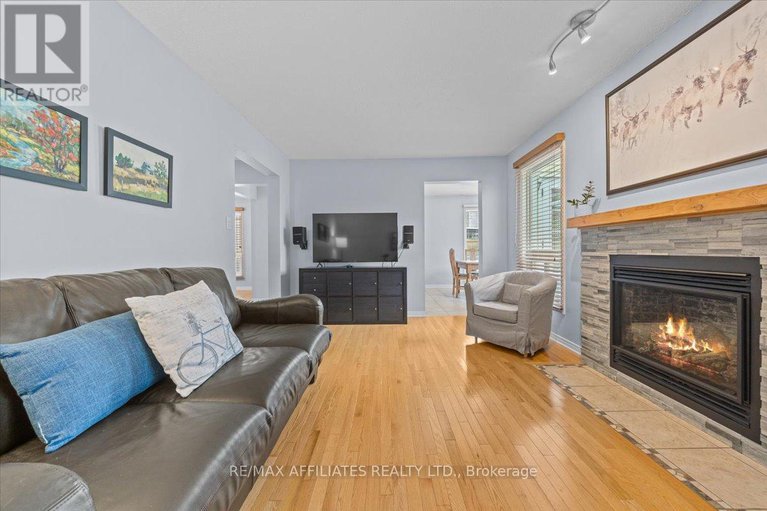 28820212/605-falwyn-crescent/fallingbrookridgemount/ottawa/ontario/K4A2B4_21