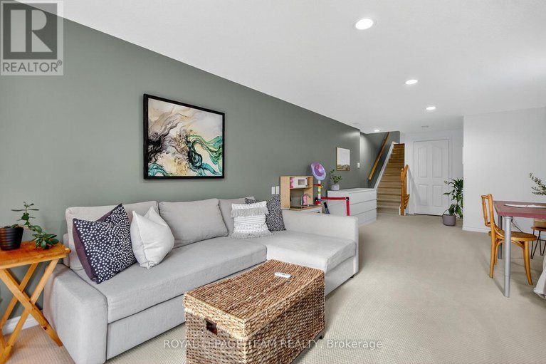 29098547/293-waymark-crescent/bridlewood/ottawa/ontario/K2M0A5_29