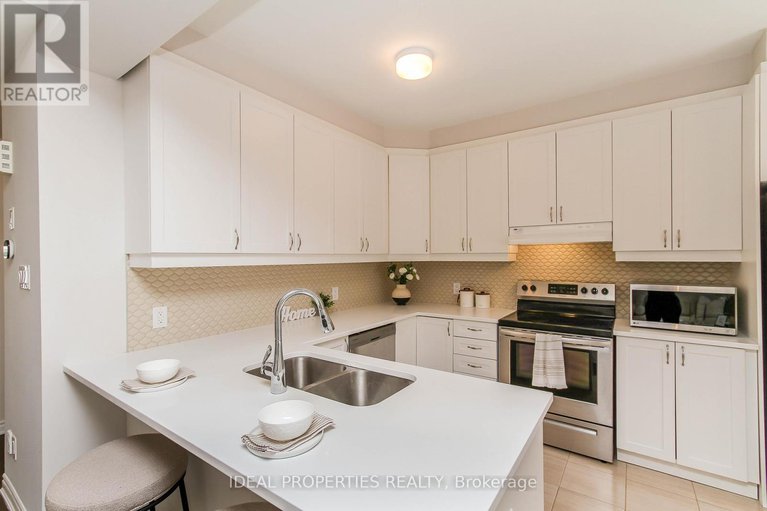 29355187/703-derreen-avenue/stittsville-north/ottawa/ontario/K2S2Z2_17