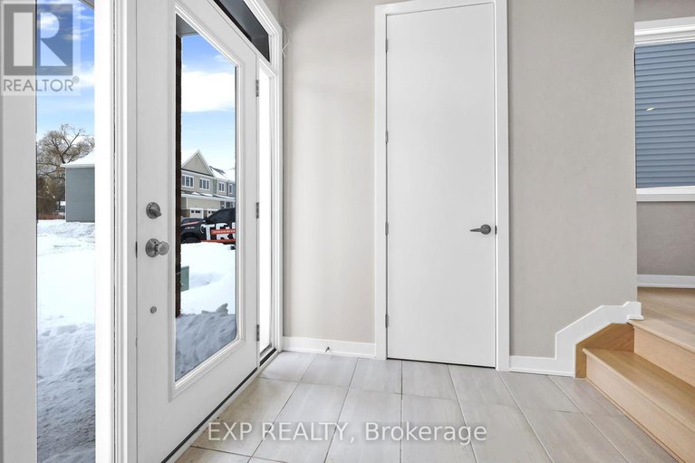 28620818/98-pizzicato-street/mer-bleuebradley-estatesanderson-park/ottawa/ontario/K1C7G4_2