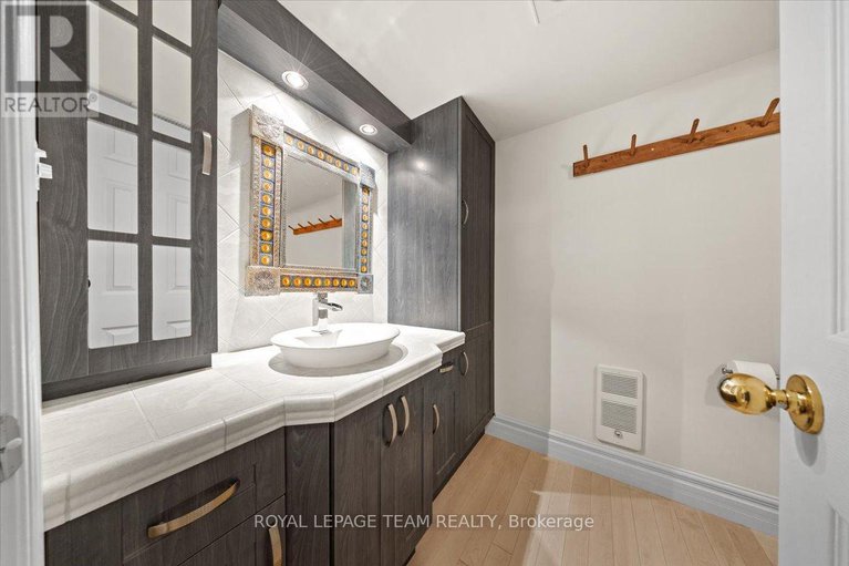 28751213/14-27-forsyth-lane/crystal-beach/ottawa/ontario/K2H9H2_20