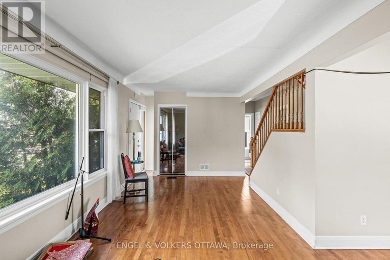 29526299/1372-ridgedale-street/emerald-woodssawmill-creek/ottawa/ontario/K1T1C5_8