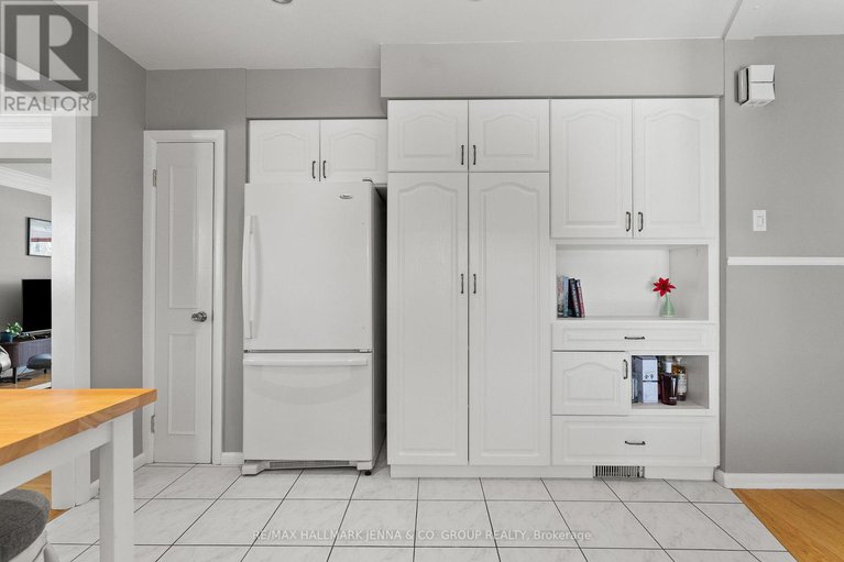 29393824/866-claude-street/castle-heightsrideau-high/ottawa/ontario/K1K2S6_15